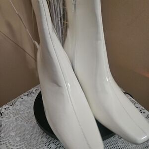 💖💕Women Patent White Ankle Booties with Side Zip - NWOT❣️❤️